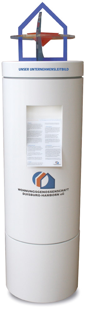 Säule mit dem Unternehmensleitbild im Foyer des Verwaltungsgebäudes